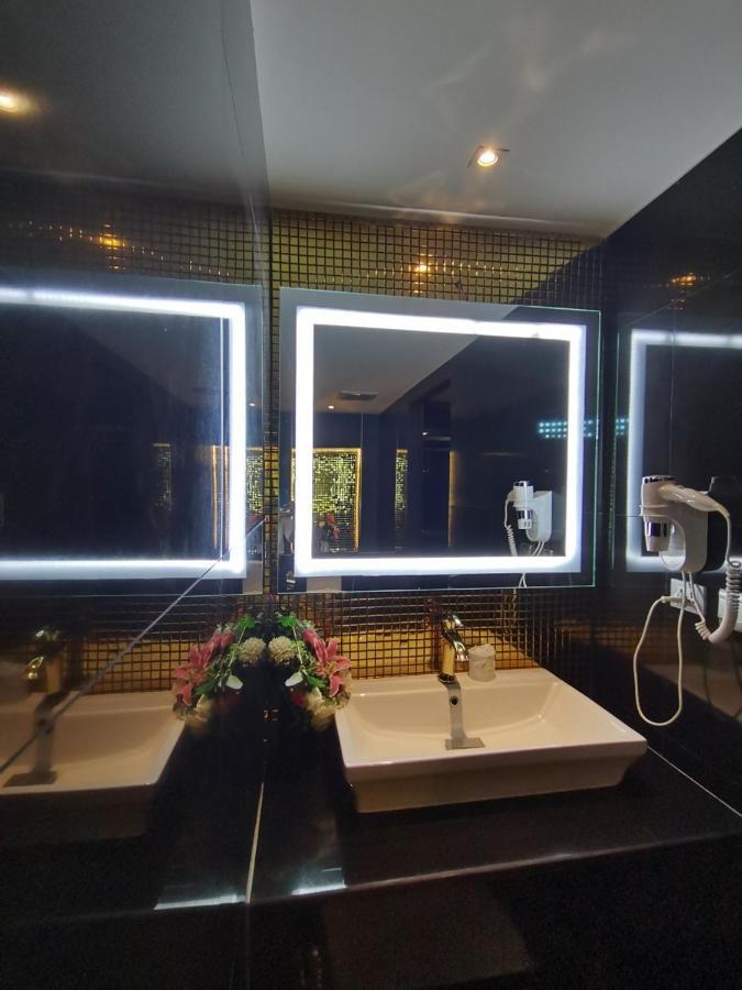 Holatel Hotel Phitsanulok Eksteriør billede